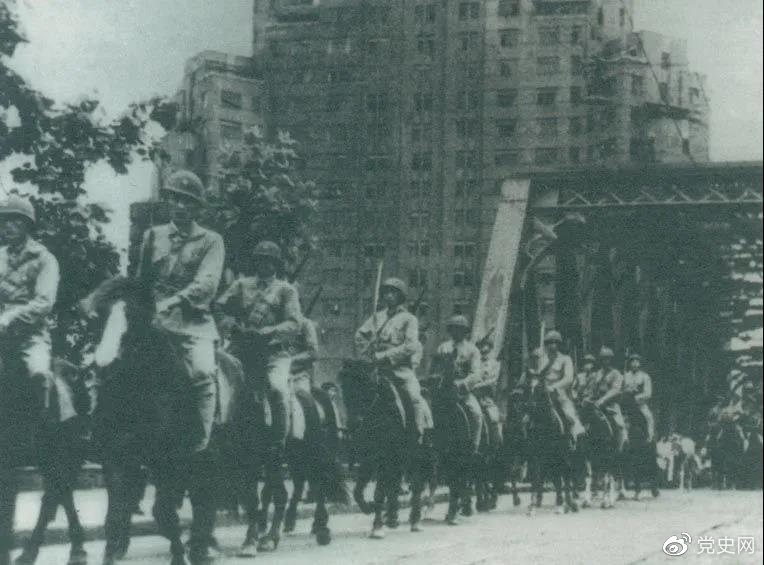 　　1949年5月，人民解放軍殲滅退守上海的敵軍15萬人，解放了這個中國最大的城市。圖為解放軍進(jìn)駐上海。