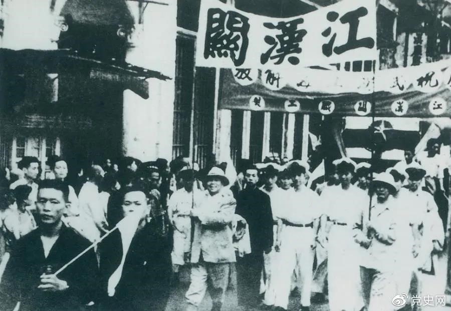 1949年5月17日，第四野戰(zhàn)軍解放武漢。圖為武漢人民歡慶解放。