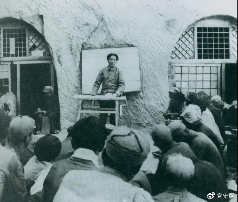 1938年4月，毛澤東在魯迅藝術(shù)學(xué)院講演。