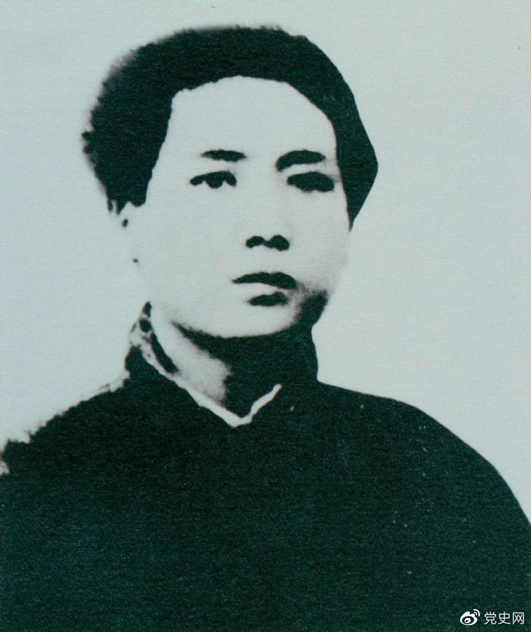 1921年7月，毛澤東赴上海參加中國共產黨第一次代表大會，成為黨的創始人之一。