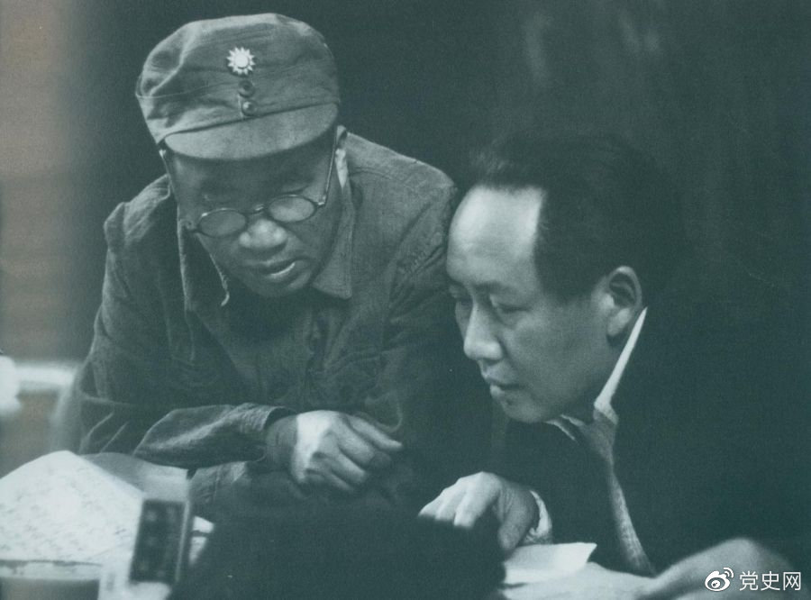 1945年4月，毛澤東和朱德在中國共產(chǎn)黨第七次全國代表大會上。