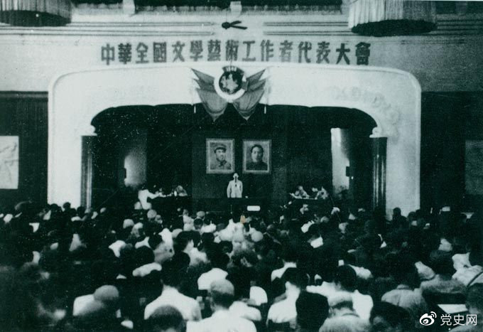 1949年7月2日至19日，第一次中華全國文學(xué)藝術(shù)工作者代表大會(huì)在北平召開。圖為大會(huì)會(huì)場(chǎng)。