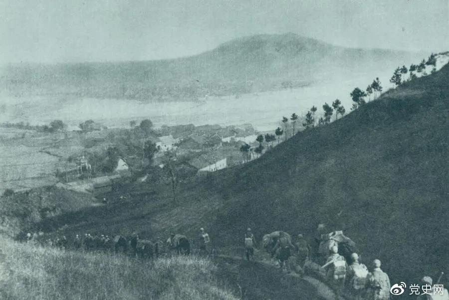 1945年4月6日，太行部隊等向白晉、同蒲沿線上的日軍展開攻擊。這是八路軍向祁縣開進(jìn)。