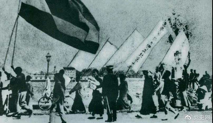 1919年5月4日，北京爆發(fā)學(xué)生反帝愛國(guó)運(yùn)動(dòng)。這是北京大學(xué)學(xué)生的示威游行隊(duì)伍。