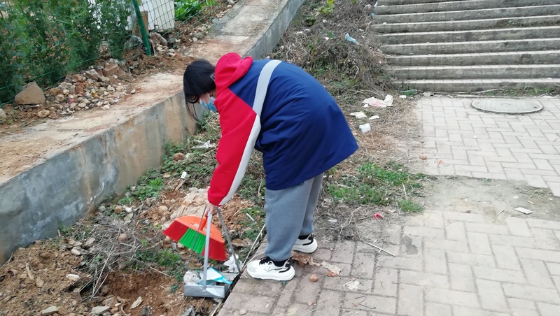 志愿者背影照片女扫地图片