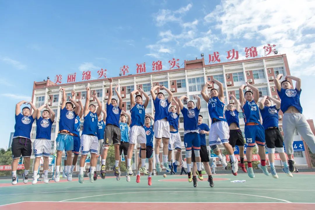 绵实校服秀丨少年的你,似光 - 绵阳中学实验学校